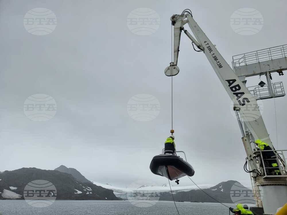 Bulgarian Antarctic Base Team, Ship Crew Resume Unloading at Livingston Island