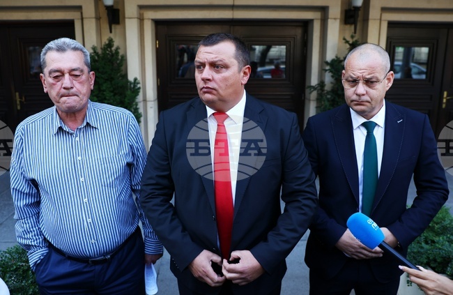 Обстановката с пожарите в страната е по-добра от вчера, до час хеликоптери ще се включат в гасенето, каза зам.-министър Тони Тодоров