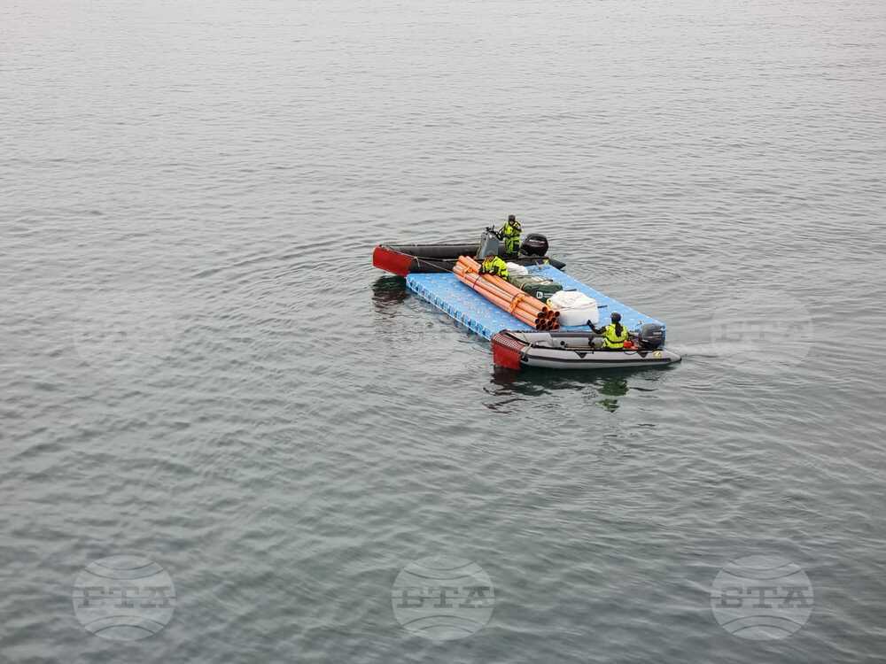 Bulgarian Antarctic Base Team, Ship Crew Resume Unloading at Livingston Island