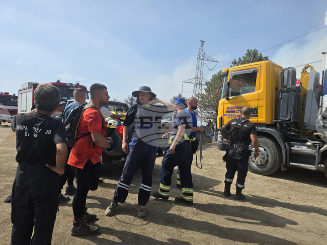 Повече от 150 души ще се включат в овладяването на пожара над санданското село Плоски