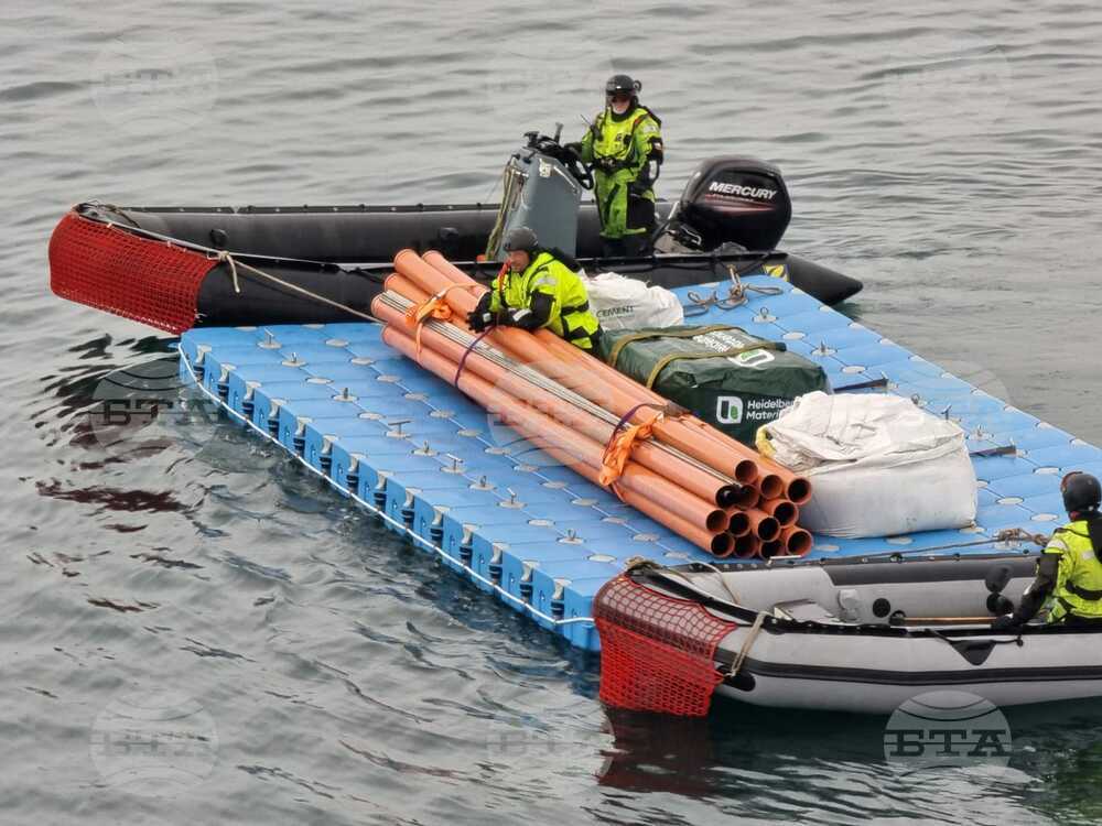 Bulgarian Antarctic Base Team, Ship Crew Resume Unloading at Livingston Island