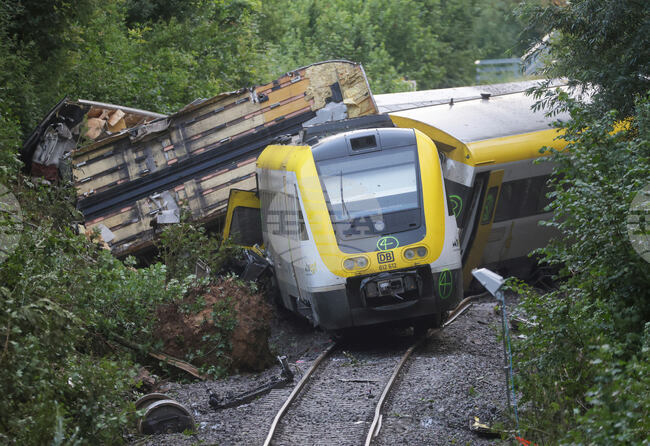 Трима души са загинали при дерайлирането на влак в Германия вчера; причината вероятно е свлачище