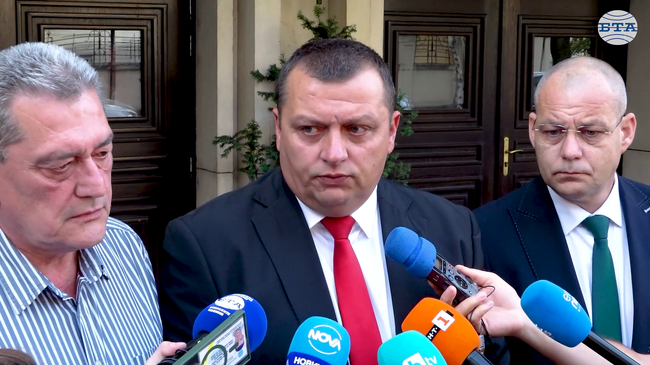 Обстановката с пожарите в страната е по-добра от вчера, до час хеликоптери ще се включат в гасенето, каза зам.-министър Тони Тодоров