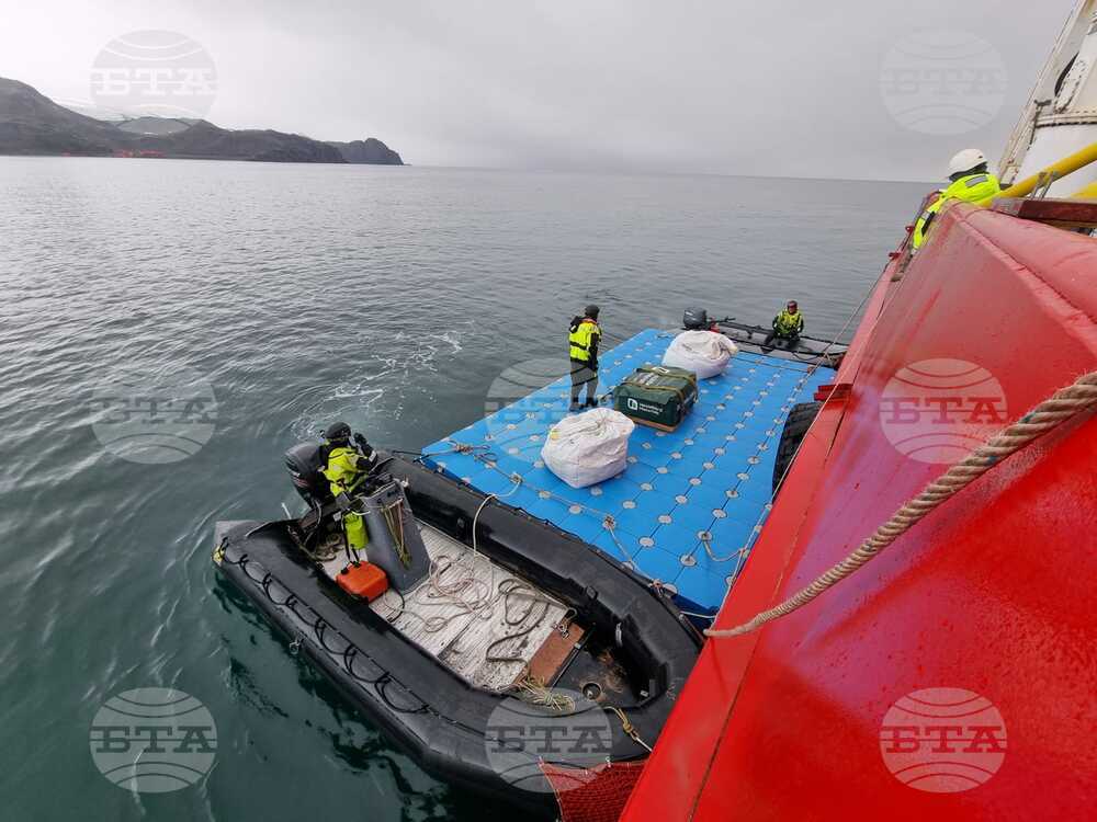 Bulgarian Antarctic Base Team, Ship Crew Resume Unloading at Livingston Island