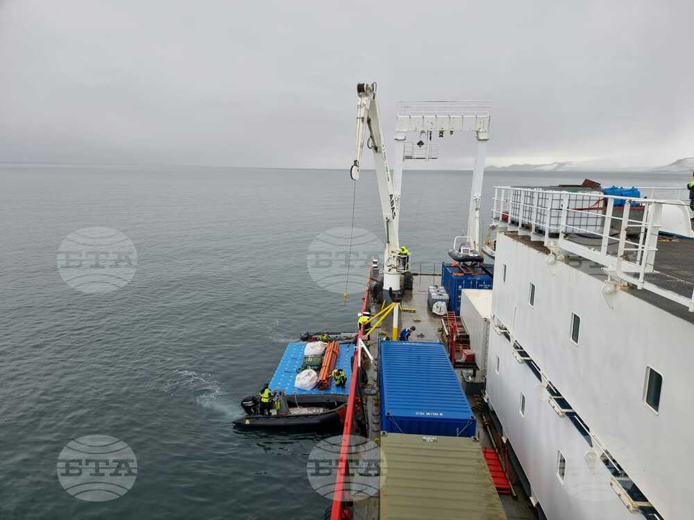 Bulgarian Antarctic Base Team, Ship Crew Resume Unloading at Livingston Island