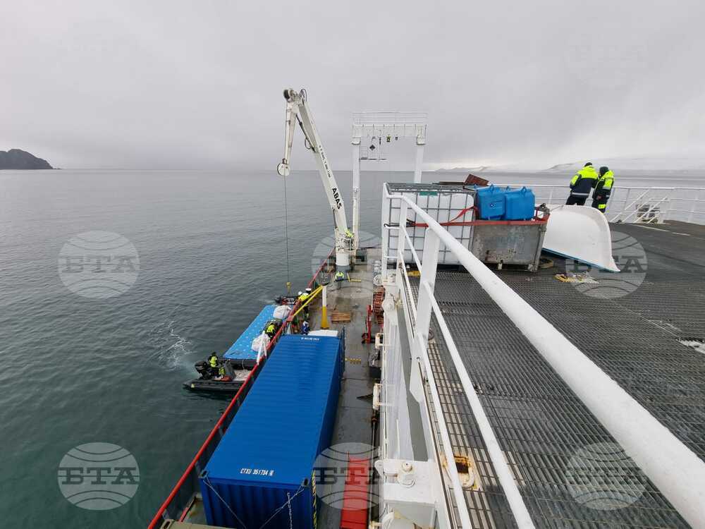 Bulgarian Antarctic Base Team, Ship Crew Resume Unloading at Livingston Island