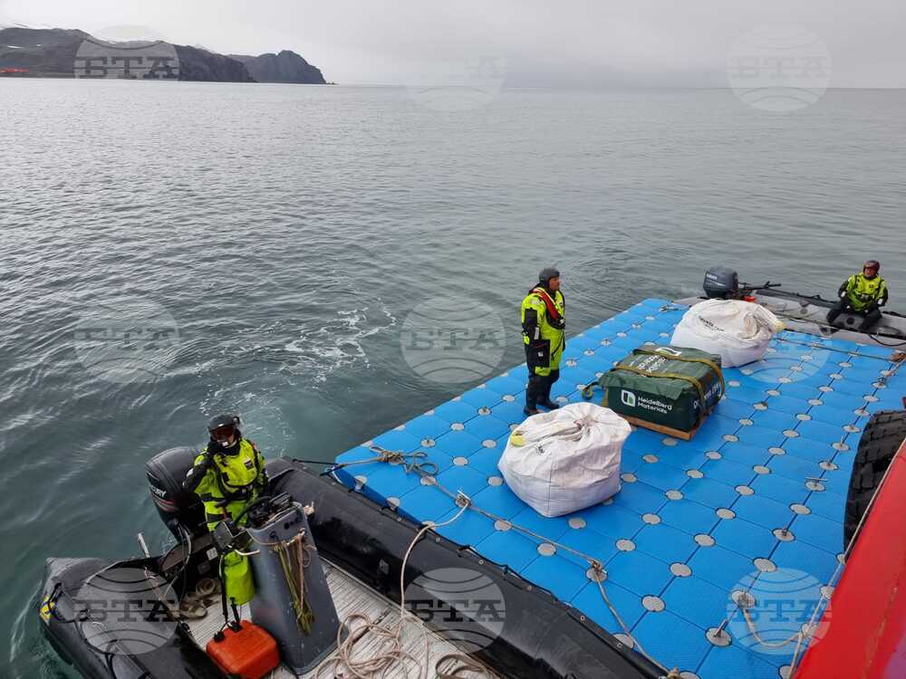 Bulgarian Antarctic Base Team, Ship Crew Resume Unloading at Livingston Island