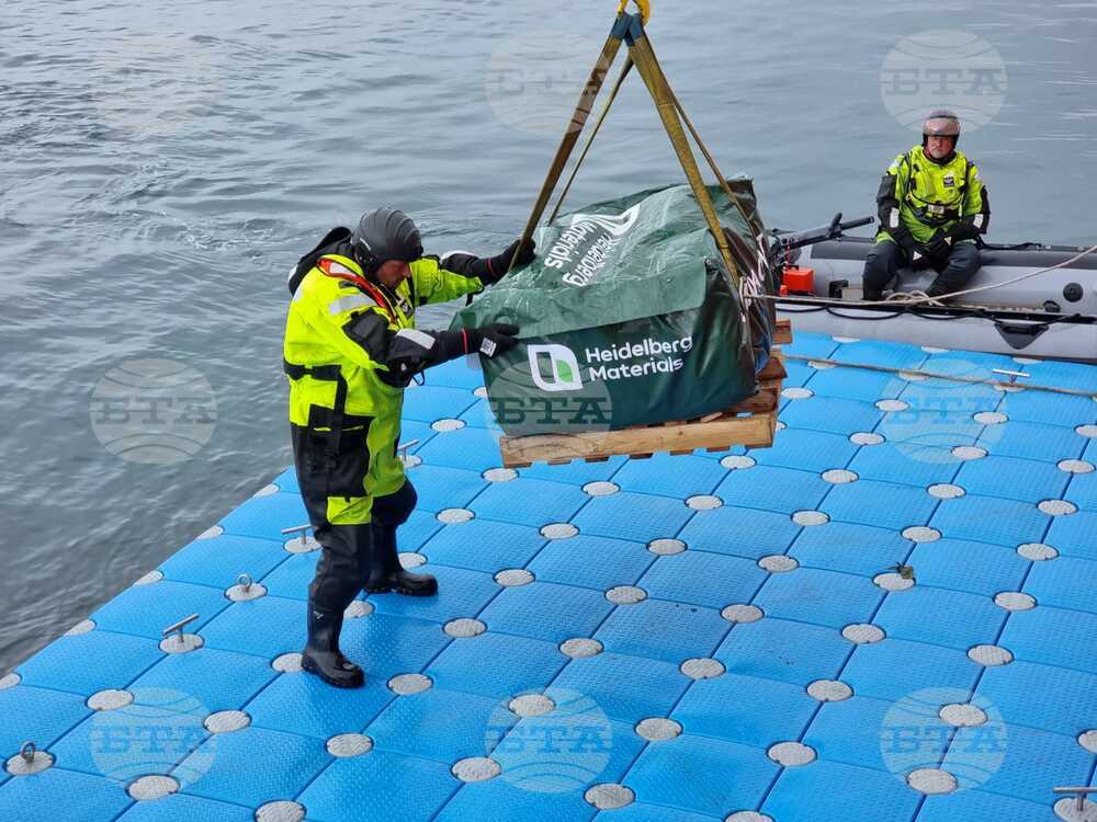 Bulgarian Antarctic Base Team, Ship Crew Resume Unloading at Livingston Island