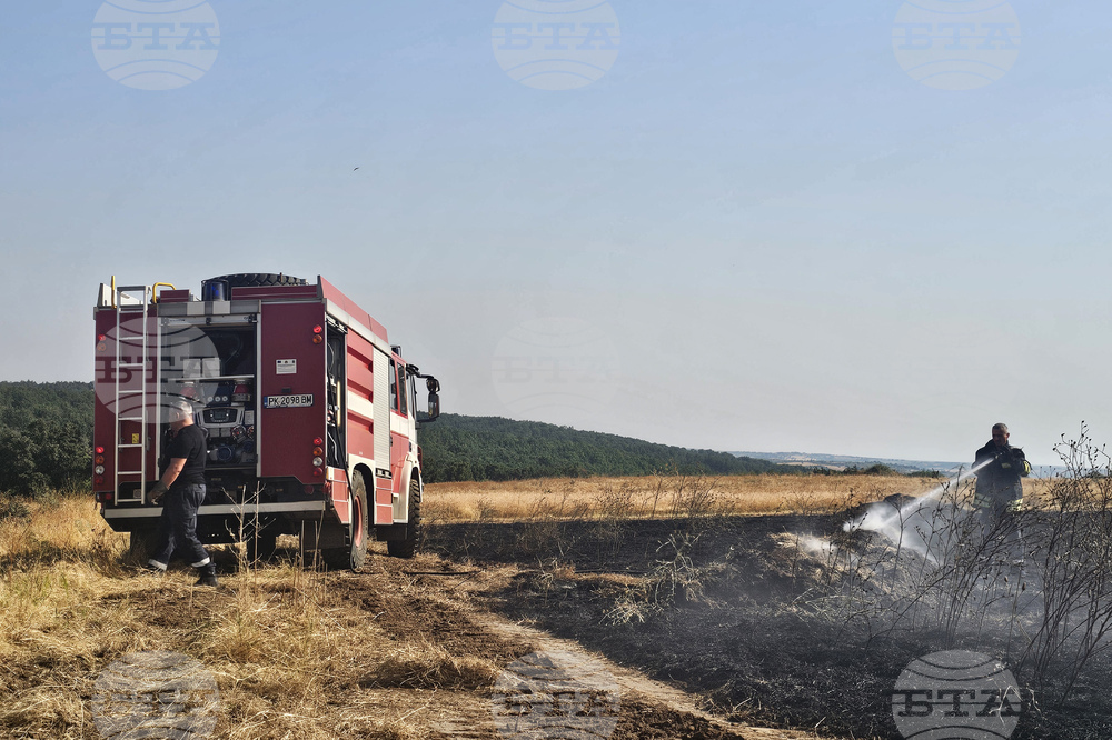 Борбата с огъня в Сакар планина продължава и днес, в гасенето се включват доброволци и военнослужещи