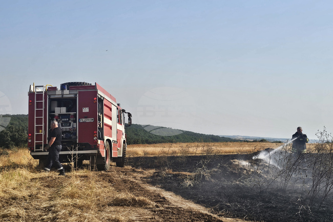 Борбата с огъня в Сакар планина продължава и днес, в гасенето се включват доброволци и военнослужещи