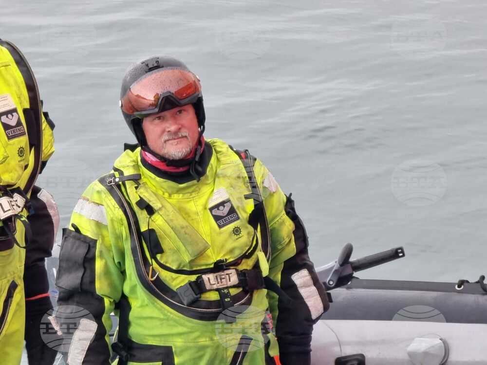 Bulgarian Antarctic Base Team, Ship Crew Resume Unloading at Livingston Island
