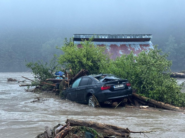 Наводнения в Северна Румъния отнеха живота на един човек; стотици са евакуирани 