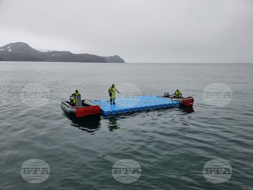 Bulgarian Antarctic Base Team, Ship Crew Resume Unloading at Livingston Island