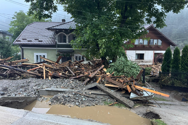 Три са вече жертвите на наводненията в северна Румъния