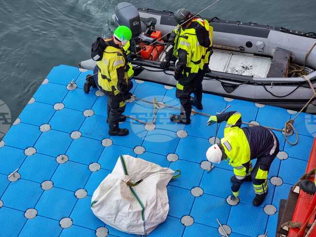 Bulgarian Antarctic Base Team, Ship Crew Resume Unloading at Livingston Island