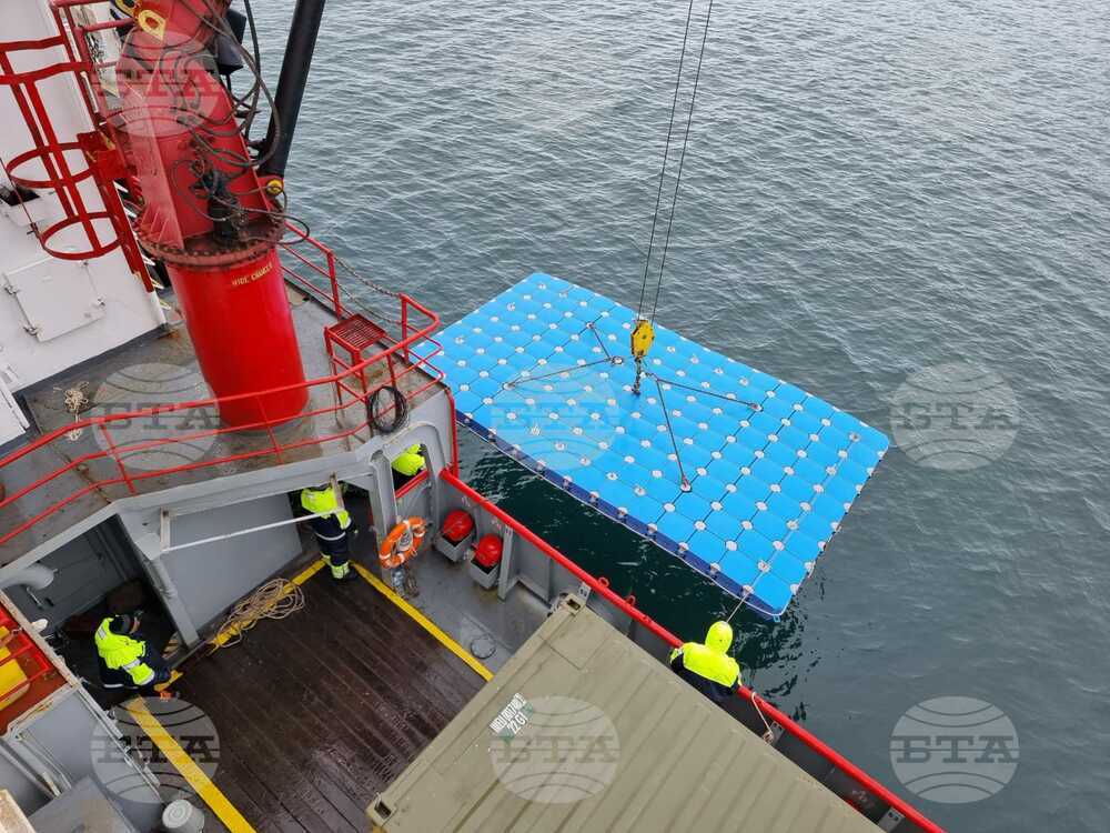 Bulgarian Antarctic Base Team, Ship Crew Resume Unloading at Livingston Island
