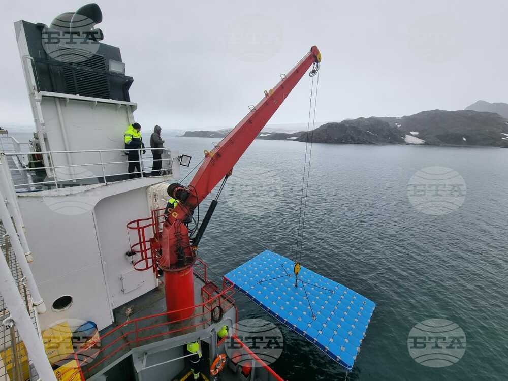 Bulgarian Antarctic Base Team, Ship Crew Resume Unloading at Livingston Island