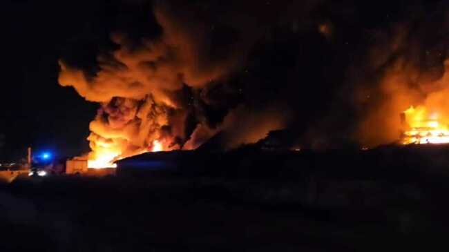 Продължава гасенето на пожар в склад за гуми в село Чинтулово