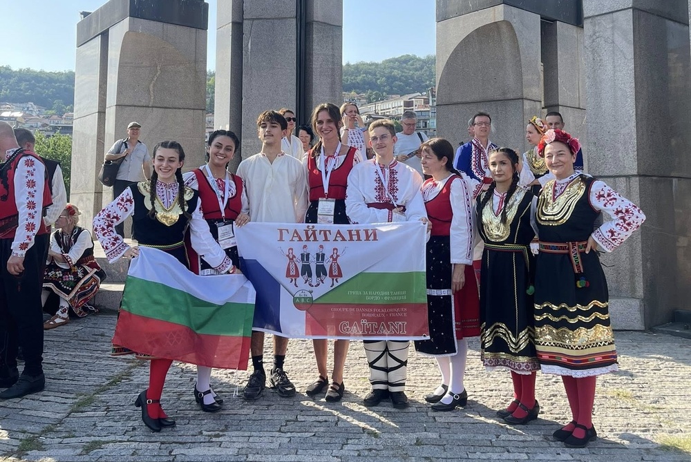 С танца „Мегданско веселие“ група „Гайтани“ от Бордо се изяви на сцената на Фестивала на българските фолклорни състави от чужбина във Велико Търново