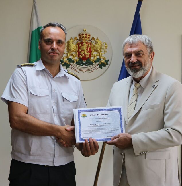 Директорът на пожарната в Русе комисар Светослав Войчев бе отличен с грамота от областния управител Драгомир Драганов