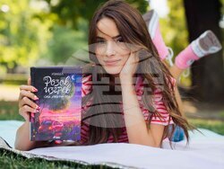 Преиздаденият роман „Розов изгрев след дъждовна нощ“ на Изабел Овчарова говори открито за болките на младите хора. Снимка: „Сиела“