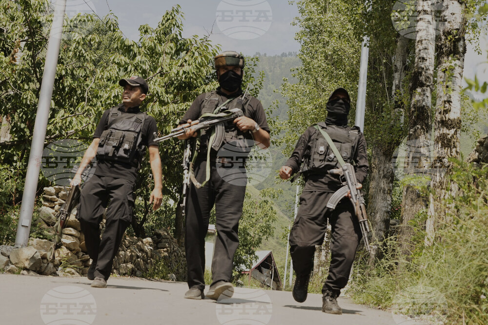 ПТИ: Началникът на Северното командване на индийската армия докладва на вицегубернатора на Джаму и Кашмир за антитерористичната операция "Махадев"