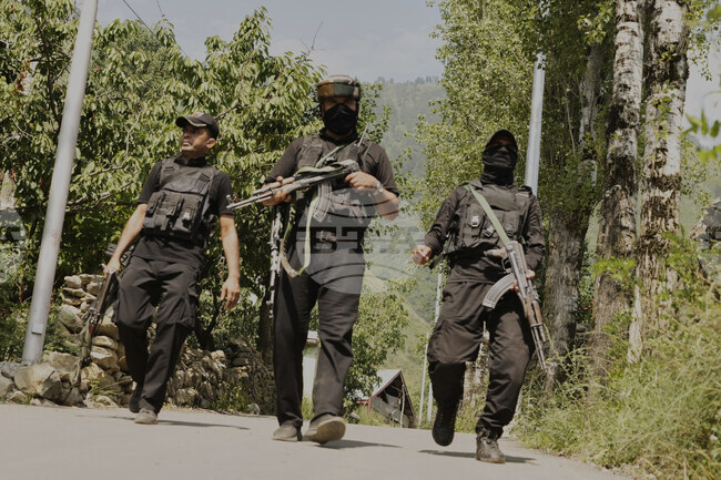 ПТИ: Началникът на Северното командване на индийската армия докладва на вицегубернатора на Джаму и Кашмир за антитерористичната операция "Махадев"