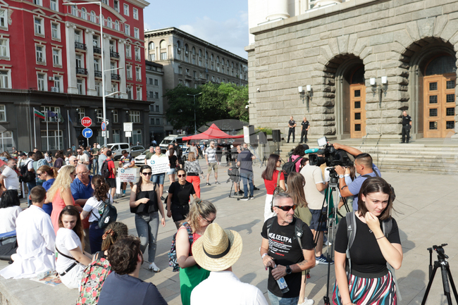 Бъдещи лекари и медицински специалисти се събраха на протест с искане за достойни възнаграждения