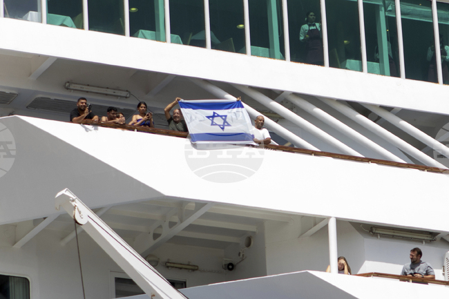 Круизен кораб с израелци пристигна на гръцкия остров Родос въпреки пропалестински протест