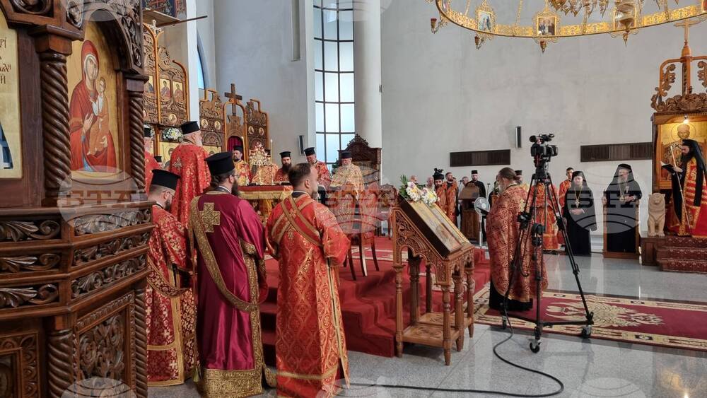 Празнична вечерня с петохлебие възглави Сливенският митрополит Арсений в храм „Свети Висарион Смоленски“