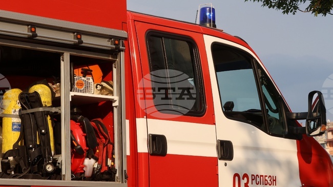 Пожарникари помогнаха на четири деца да слязат от изоставена сграда в София