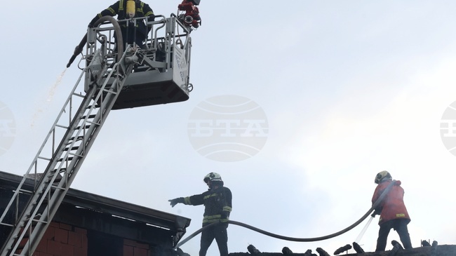 Двама души са пострадали при пожар в Дебелец, община Велико Търново, съобщават от ГД „Пожарна безопасност и защита на населението“