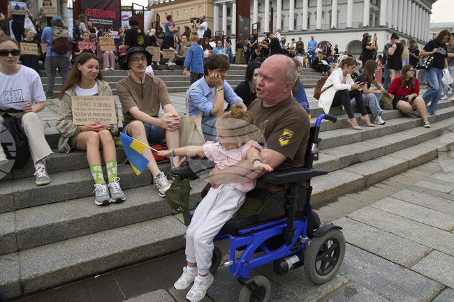 Руски комик бе осъден на близо шест години затвор заради шега с инвалид ветеран от войната