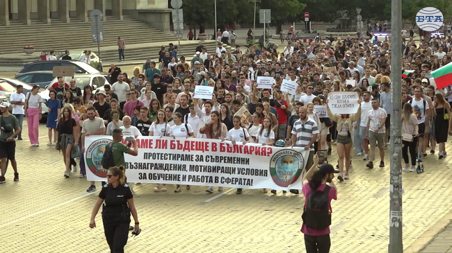 Бъдещи лекари и медицински специалисти се събраха на протест с искане за достойни възнаграждения