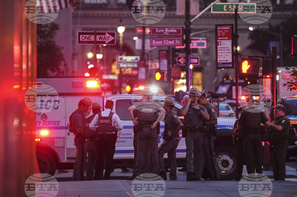 Трима души бяха убити, а единадесет - ранени, при стрелба в препълнено заведение в Ню Йорк