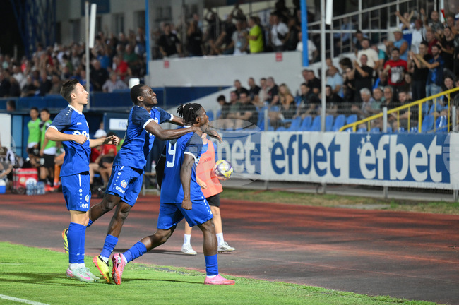 Монтана спечели първа точка във футболния елит с равенство срещу Локомотив (Пловдив)