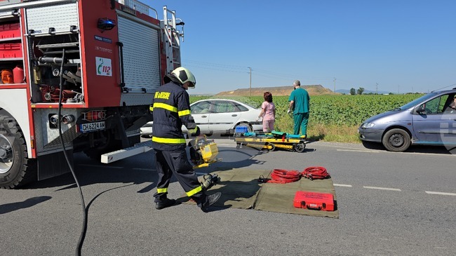 Огнеборци потушиха пожари в къща и автомобил в Сливен