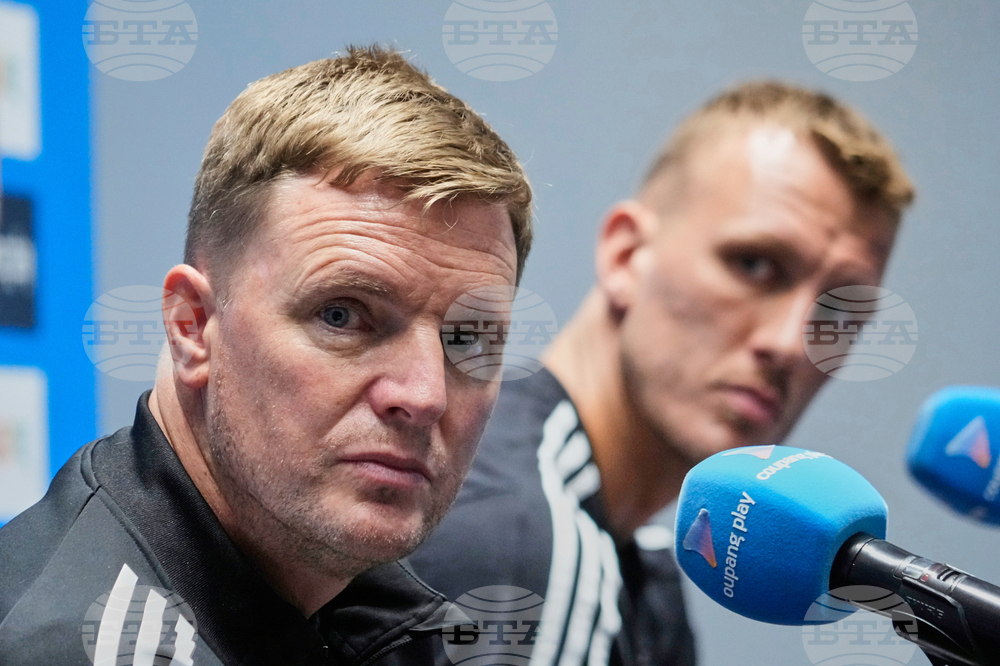 Мениджърът на Нюкасъл Еди Хау се настройва за сезон във Висшата лига без нападателя Александър Исак