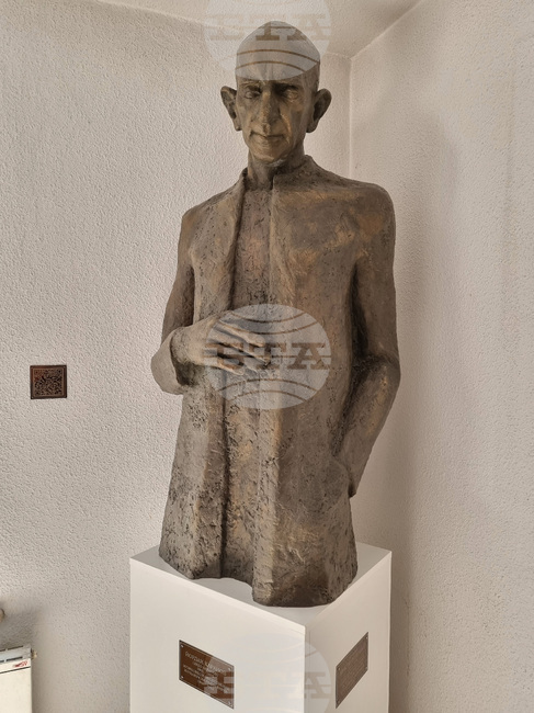 Бронзова скулптура на Йордан Каранов е поставена във фоайето на Радио Варна