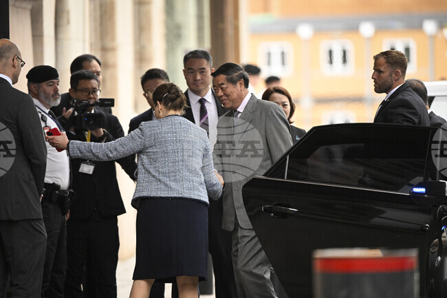 Втори ден продължават преговорите между САЩ и Китай в Стокхолм