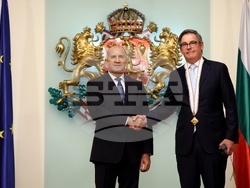 Румен Радев - Симон ван дер Бург - награждаване