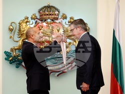 Румен Радев - Симон ван дер Бург - награждаване