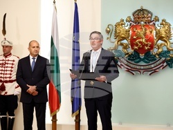 Румен Радев - Симон ван дер Бург - награждаване