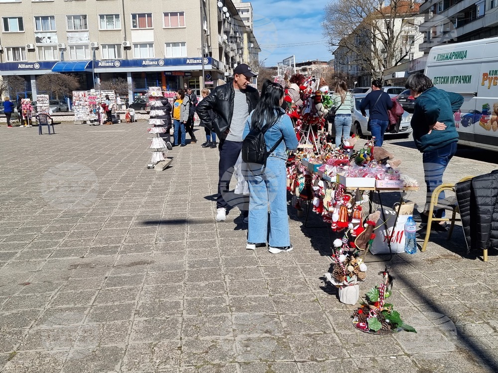 Ръчно изработените мартеници с естествени влакна са предпочитанията на кърджалийци за баба Марта