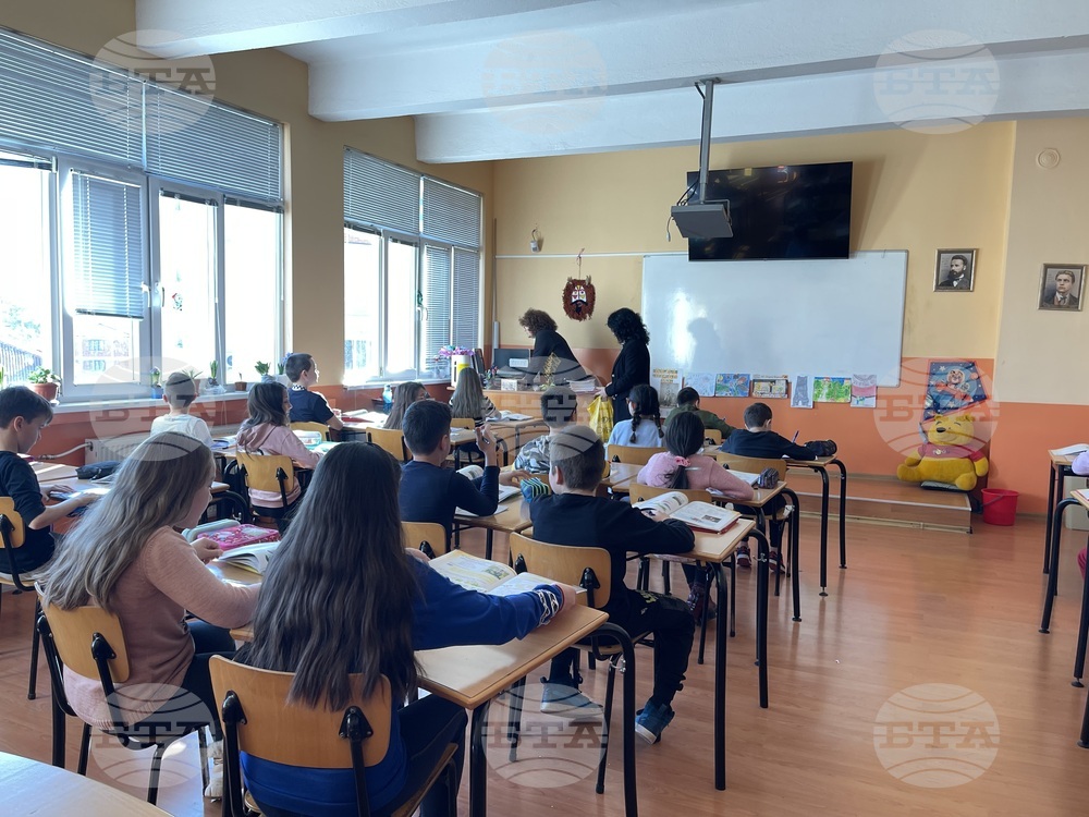 Кандидатстването за първи клас в общинските училища в Казанлък за идната учебна година започва на 22 май