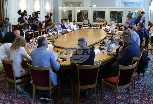 Мерките срещу евентуална спекула с цените при въвеждане на еврото у нас ще важат до 8 август 2026 г., дава се два месеца отсрочка на бизнеса да влезе в съответствие