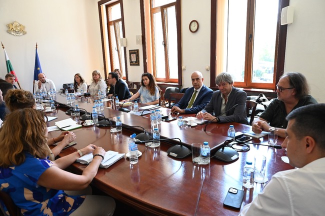 Налице са нови притеснителни случаи за опити за присвояване на имоти за десетки милиони левове, каза министър Георги Георгиев