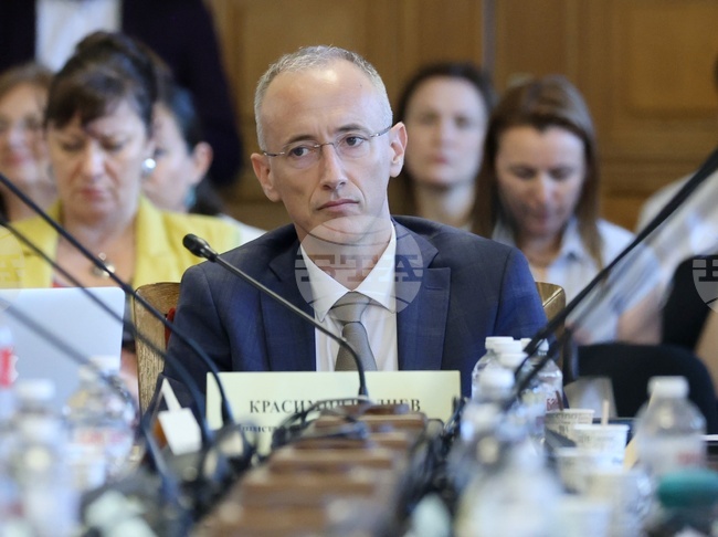 Не трябва да се отказваме от оценката на добавената стойност, каза министърът на образованието Красимир Вълчев 