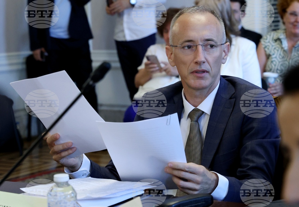 Предучилищното и училищното образование са най-голямата публична система, в която има 92 хиляди заети, каза министър Красимир Вълчев