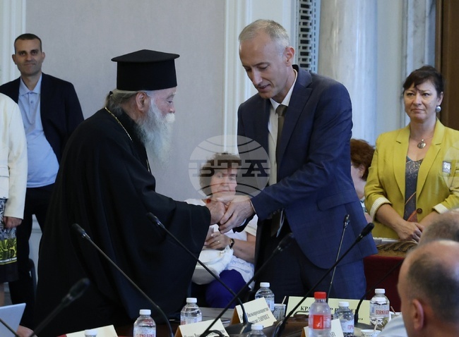 Св. Синод на Българската православна църква подкрепи в становище предложението и мотивите за въвеждане на „Добродетели и религия" в училище